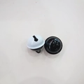 Primo piano di campanelli metallici bicolore bianco e nero da 22mm per artigianato e portachiavi - Nero e Bianco