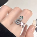 Dettaglio anello a serpente con zircone rosa a cuore e occhi di gemme verdi su argento - Anello Aperto Serpente Argento Zirconia Rosa (JZ3016)
