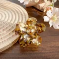 Eleganter Blumen-Haarclip mit Bernstein-Schildpatt-Finish auf Holztablett - 7cm / Camouflage Gelb Braun