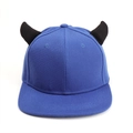 Cappellino snapback blu con corna da diavolo nere e visiera piatta in stile trendy - Blu Reale