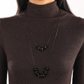 Collar de doble capa de oro antiguo con cuentas negras facetadas sobre jersey de punto - Cristal Negro (A-1243)