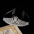 Silberne Brautkrone mit Strasssteinen auf historischem Kartenhintergrund für Hochzeiten - Stil L