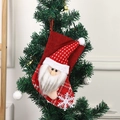 Hängender roter Weihnachtssocke mit 3D Weihnachtsmann-Figur auf dekoriertem Baum - Weihnachtsmann