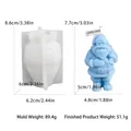 Makro-Detail der Weihnachtsmann-Silikonform und der fertigen DIY-Duftkerze in Blau - Weihnachtsmann