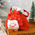 Dettaglio di un sacchetto regalo di Natale rosso con pupazzo di neve 3D e coulisse - Stile Pupazzo di Neve