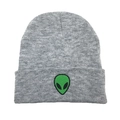 Graue Strickmütze mit grüner Alien-Stickerei, warme Unisex Wintermütze im Streetstyle - Einheitsgröße / Grau mit grünem Etikett
