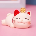 Dettaglio del gatto portafortuna in ceramica bianca con moneta d'oro e collare rosso - Gatto portafortuna sdraiato (SJ0001-2)