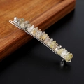 Pasador de plata con cristales naturales amarillos enrollados sobre base de madera - Cuarzo rutilado con clip plateado