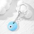 Detailaufnahme des türkischen Evil Eye Glasanhängers mit silbernem Schlüsselanhänger - Himmelblaues Glasauge