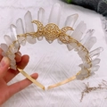 Dettaglio della corona di cristallo fatta a mano con filo d'oro e ornamento lunare - Bianco + Filo d'Oro Cerchietto Dorato Luna d'Oro