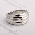 Elegante anillo de acero de titanio chapado en oro de 18K con diseño de textura roscada apilada - US 7 / Color Acero