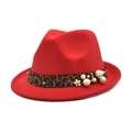 Dettaglio cappello in feltro rosso con fascia leopardata ed eleganti decori di perle - M(56-58cm) / Rosso
