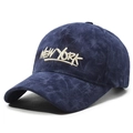 Casquette de baseball en velours côtelé bleu marine avec broderie New York en vue studio - Réglable / Bleu