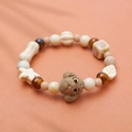 Détail macro d'un bracelet de chien mignon avec perles en céramique en forme d'os et d'étoile - Beige
