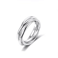 Bagues triples entrelacées en acier titane argenté poli sur fond blanc - 6mm de Large - Triple Entrelacé Argent (Style Trinity)