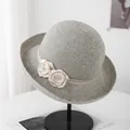 Detail eines grauen Strohhutes mit elegantem cremefarbenem Rosen-Dekor auf dem Ständer - M(56-58cm) / Hellgrau