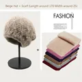 Dettaglio set berretto e sciarpa in maglia beige con perle, sciarpa 170x25cm - Bianco Sporco