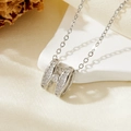Detailweergave van zilveren H-letter hanger ketting met fonkelende zirkonia inleg - Zilveren Dubbele Ring H Letter Ketting (T014)
