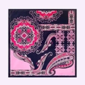 Detailansicht quadratisches Seidentuch mit dunkelblauem Paisley und Medaillonmustern - Blau Rosa