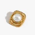 Broche vintage cuadrado dorado con una gran perla blanca central y textura plisada - Broche de Perla Cuadrado Dorado (KX014)