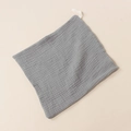 Detailaufnahme der grauen weichen Mull-Waschlappen für Babys mit weißer Schlaufe - 23*23cm / Grau