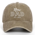 Detail vooraanzicht van gewassen katoenen pet met witte New DAD 2025 borduring - Khaki (DAD 2025)