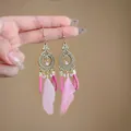 Pendientes bohemios de plumas rosas largas con aros de oro antiguo y ganchos seguros - Anillo Tallado de Pluma Rosa Pálido (A2386 Rosa) / Rosa