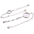 Vue macro du support de bracelet dauphin en acier avec plateau rond et pendentif coeur - Style 6 / 16mm