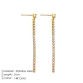 Makro-Detail von 5 cm langen Edelstahl-Ohrringen mit 14K Goldbeschichtung und Zirkonia - Gold
