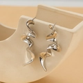 Pendientes de botón metálicos con espiral irregular en acabado plateado brillante - Cinta de Fluido en Espiral / Plateado