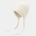 Elegante gorro de punto beige con orejeras y lazos largos para calidez y estilo invernal - Talla única / Blanco
