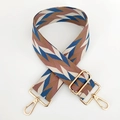 Dettaglio della tracolla in tessuto geometrico con fibbie metalliche dorate per borse donna - Cachi Blu Bianco