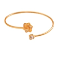 Détail d'un bracelet étoile en or 18 carats avec zircons et design ouvert asymétrique - Bracelet Projection Étoile Hexagonale Or KC