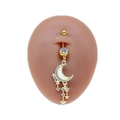 Piercing all'ombelico in oro con ciondolo a luna e stella in zircone su modello - Oro Luna e Stella