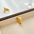 Anillos dorados irregulares minimalistas en una bandeja de terciopelo beige - US 6 / Arco de un lado