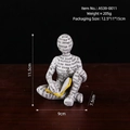 Moderna scultura di figura che legge in resina bianca con testo Read Happily, altezza 11,5cm - Posa Seduta Lettura A539-0011