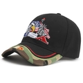Berretto da baseball nero con ricamo aquila USA e visiera mimetica su sfondo bianco - Nero