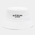 Cappello a secchiello bianco in cotone con ricamo nero visto dalla prospettiva frontale - Taglia unica / Bianco
