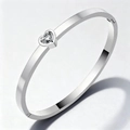 Brazalete de acero inoxidable plateado con circonita cúbica minimalista en forma de corazón - Color Acero
