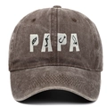 Dettaglio del ricamo PAPA e del cotone lavato su un cappello da pesca vintage outdoor - Regolabile / caffè