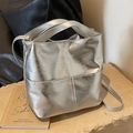 Metallisch silberne Shopper-Tasche mit Knitteroptik, Tragegriff und Schultergurt - Silber