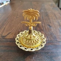 Brûleur d'encens doré du Moyen-Orient avec motif palmier et épées sur bois - Sommet de palmier