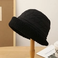 Gesteppter schwarzer Winter-Anglerhut mit Fleece-Rand auf einem Holzständer bei Tageslicht - M (56-58cm) / Schwarz