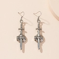 Dettaglio di orecchini gotici in argento con spada e teschio in stile punk - E2143-Teschio