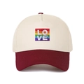 Dettaglio del cappellino bicolore con ricamo LOVE arcobaleno su twill di cotone - Regolabile / Borgogna