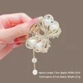 Vue détaillée de la pince à cheveux papillon doré avec pétales de lotus et perles - G8 Fleur Noeud