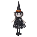 Bambola strega di Halloween con cappello nero a punta e viso a teschio su sfondo bianco - Stile Fantasma