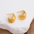 Elegantes pendientes de aro dorados en forma de C con textura de hoja sobre piedra blanca - Oro de 18K / Dorado