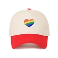 Dettaglio del ricamo a cuore arcobaleno su cappello trucker bicolore rosso e bianco - Rosso