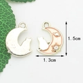Dettaglio macro di ciondoli luna gatto, dimensioni 1,5cm x 1,3cm e finitura in smalto rosa - Gatto della Luna Rosa